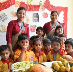 बच्चों ने बनाए रंग बिरंगे कार्ड, फ्रूट चाट का लिया आनंद...खूब खिलखिलाए बच्चे