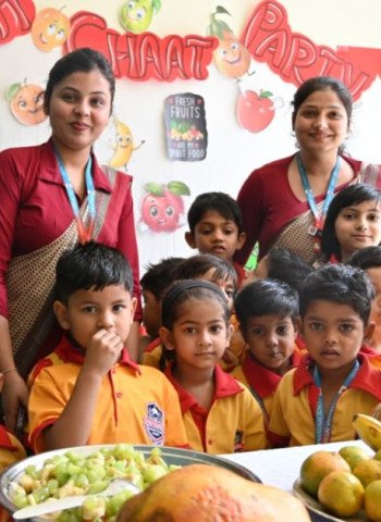 बच्चों ने बनाए रंग बिरंगे कार्ड, फ्रूट चाट का लिया आनंद...खूब खिलखिलाए बच्चे