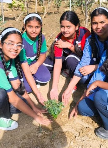 पौधरोपण करके दिया पृथ्वी को सुरक्षित रखने का संदेश, एचपी इंटरनेशनल स्कूल में विश्व पृथ्वी दिवस का आयोजन