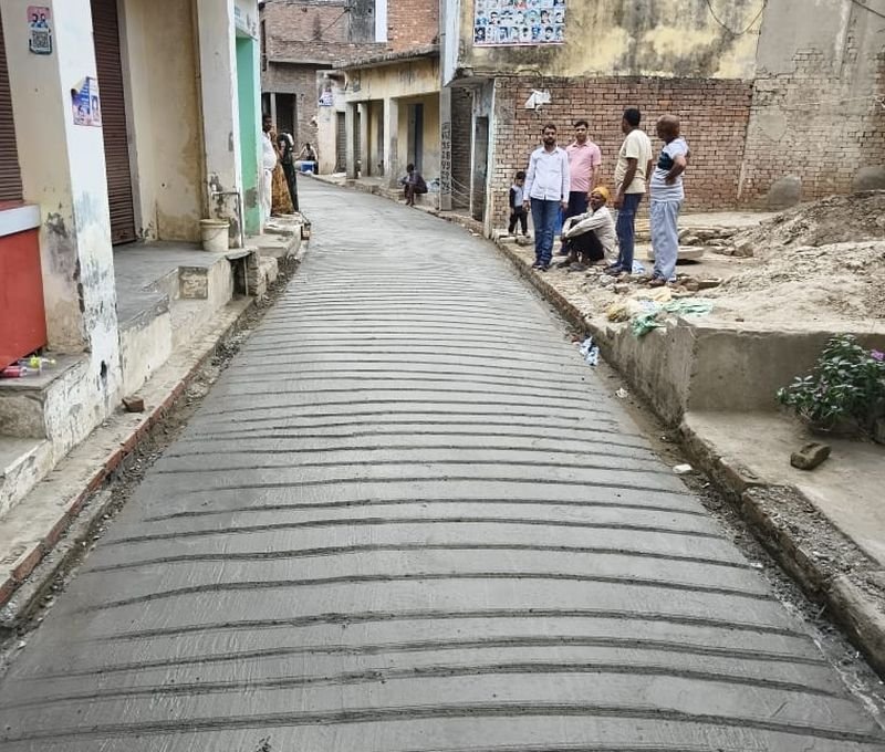 करियामई गांव में मुख्य सड़क का निर्माण पूरा, ग्रामीणों ने एमएलसी वागीश पाठक को बोला...'शुक्रिया'