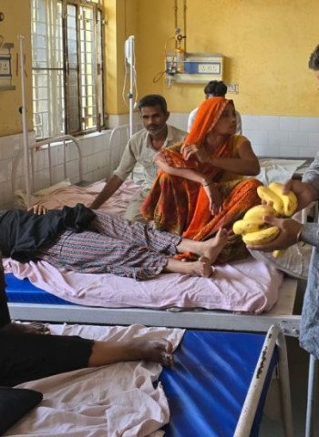 भामाशाह जयंती के मौके पर भगवा सेना ने अस्पताल में मरीजों को किया फल वितरण