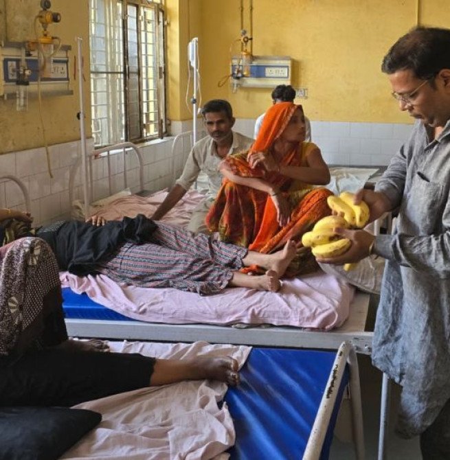 भामाशाह जयंती के मौके पर भगवा सेना ने अस्पताल में मरीजों को किया फल वितरण