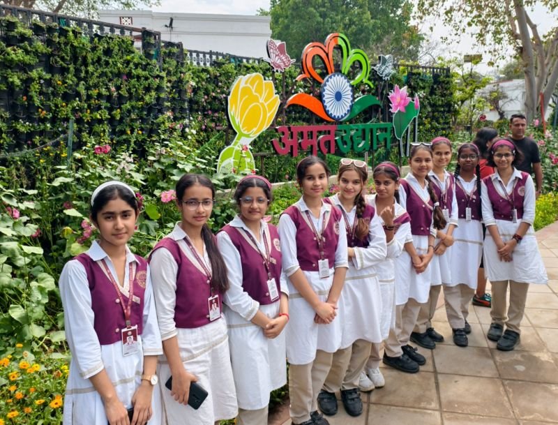 मदर एथीना स्कूल के विद्यार्थियों ने देखा राष्ट्रपति भवन का अमृत उद्यान