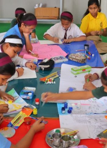 मदर एथीना स्कूल में पोस्टर मेकिंग, ड्राइंग व पेंटिंग प्रतियोगिता का आयोजन