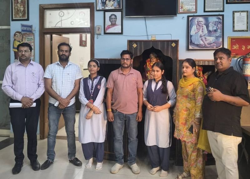 बाबा इंटरनेशनल स्कूल में दसवीं में मनु उपाध्याय ने किया टॉप, प्रबंधन और शिक्षकों ने दी बधाई