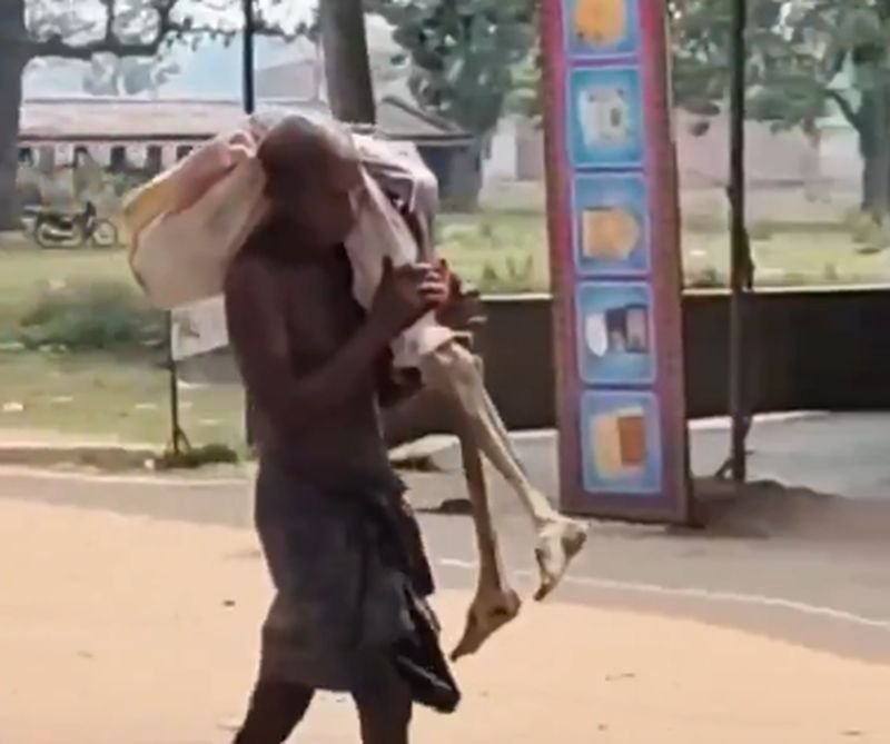 VIDEO: रुपये निकालने के लिए बहन के मरने का सबूत मांग रहे थे बैंक वाले...कब्र से लाश निकाल लाया भाई