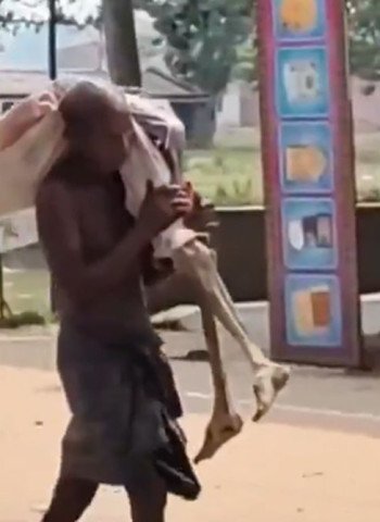 VIDEO: रुपये निकालने के लिए बहन के मरने का सबूत मांग रहे थे बैंक वाले...कब्र से लाश निकाल लाया भाई