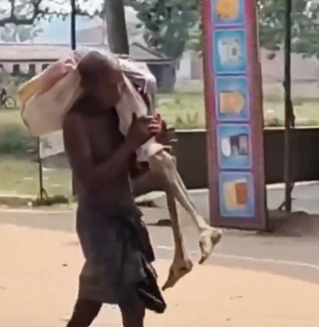 VIDEO: रुपये निकालने के लिए बहन के मरने का सबूत मांग रहे थे बैंक वाले...कब्र से लाश निकाल लाया भाई