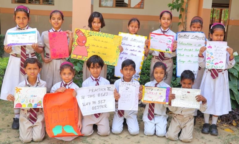 मदर एथीना स्कूल में अंग्रेजी कैलीग्राफी प्रतियोगिता का आयोजन