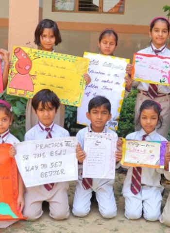 मदर एथीना स्कूल में अंग्रेजी कैलीग्राफी प्रतियोगिता का आयोजन