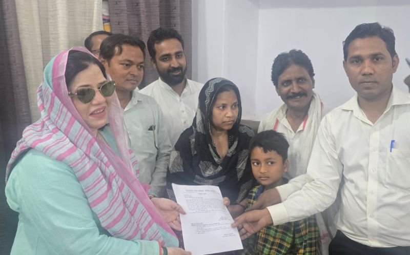 मृतक आश्रित कोटे में सफाई कर्मचारी को नियुक्ति पत्र सौंपा पालिकाध्यक्ष फात्मा रजा ने