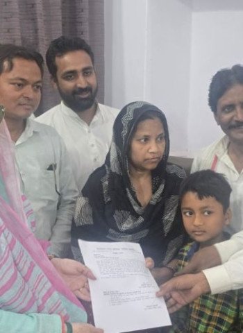 मृतक आश्रित कोटे में सफाई कर्मचारी को नियुक्ति पत्र सौंपा पालिकाध्यक्ष फात्मा रजा ने