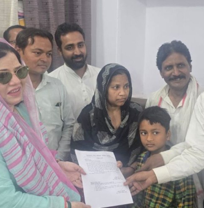 मृतक आश्रित कोटे में सफाई कर्मचारी को नियुक्ति पत्र सौंपा पालिकाध्यक्ष फात्मा रजा ने