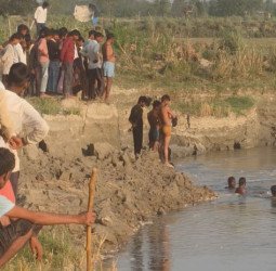 VIDEO: चीखते रहे मासूम, फिर समा गए गंगा में...नहाने गए पांच बच्चे गंगा में डूबे, एक की मिली लाश, दो लापता