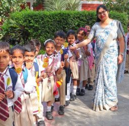 मदर एथीना स्कूल में नन्हे-मुन्नों का भव्य स्वागतः ‘वेलकम पार्टी’ के साथ नए सत्र का आरंभ