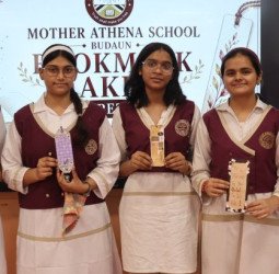 मदर एथीना स्कूल में अंग्रेजी काव्यपाठ एवं बुकमार्क प्रतियोगिता का आयोजन