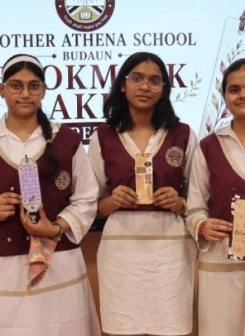 मदर एथीना स्कूल में अंग्रेजी काव्यपाठ एवं बुकमार्क प्रतियोगिता का आयोजन
