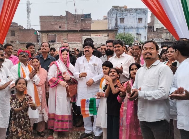 पूर्व मंत्री आबिद रज़ा और पालिकाध्यक्ष फ़ात्मा रज़ा ने किया ध्वजारोहण