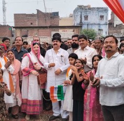 पूर्व मंत्री आबिद रज़ा और पालिकाध्यक्ष फ़ात्मा रज़ा ने किया ध्वजारोहण
