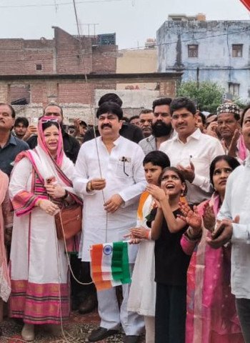 पूर्व मंत्री आबिद रज़ा और पालिकाध्यक्ष फ़ात्मा रज़ा ने किया ध्वजारोहण