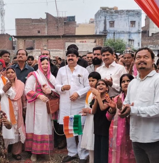 पूर्व मंत्री आबिद रज़ा और पालिकाध्यक्ष फ़ात्मा रज़ा ने किया ध्वजारोहण