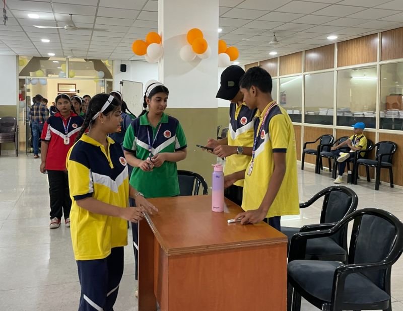 एचपी इंटरनेशनल स्कूल में विद्यार्थियों ने चुना अपना हेड ब्वॉय और हेड गर्ल