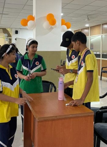 एचपी इंटरनेशनल स्कूल में विद्यार्थियों ने चुना अपना हेड ब्वॉय और हेड गर्ल