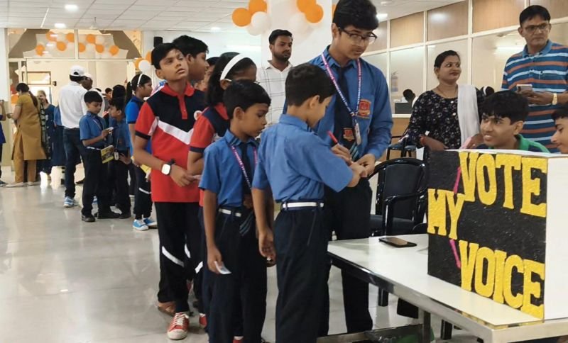 एचपी इंटरनेशनल स्कूल में जूनियर स्टूडेंट काउंसिल चुनाव, नन्हे विद्यार्थियों ने सीखी लोकतंत्र की पहली पाठशाला