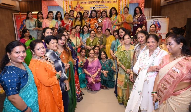 हरिश्चंद्र वंशीय महिला समाज के तीज मिलन में सखियों ने बिखेरा हुनर और मस्ती का रंग
