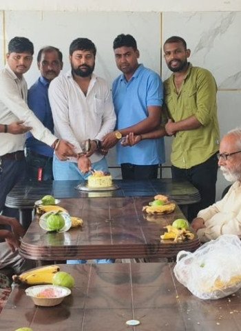 बुजुर्गों के बीच केक काटकर और मिठाई बांटकर मनाई जन्मदिन की खुशियां