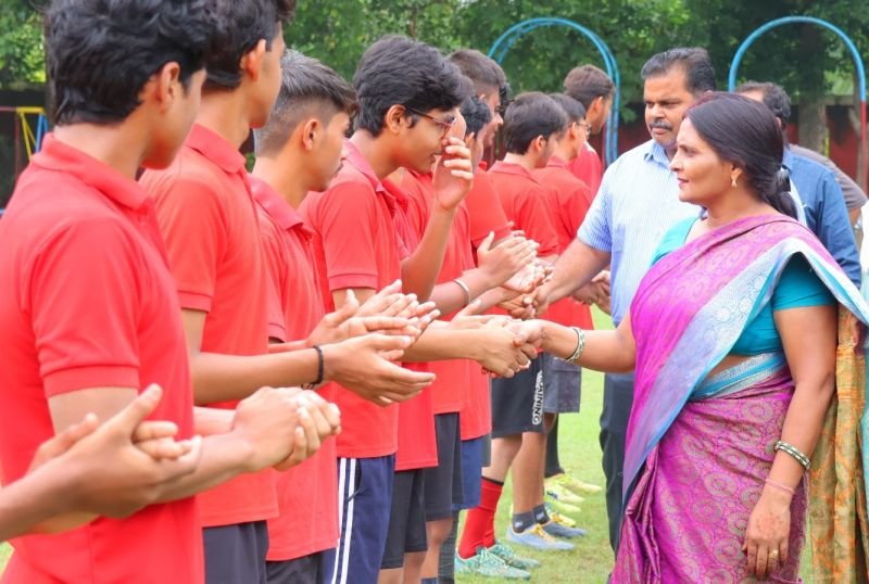 मदर एथीना स्कूल में अंतर्सदनीय फुटबॉल प्रतियोगिता का आयोजन, मैदान पर दिखा गजब का रोमांच