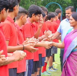 मदर एथीना स्कूल में अंतर्सदनीय फुटबॉल प्रतियोगिता का आयोजन, मैदान पर दिखा गजब का रोमांच