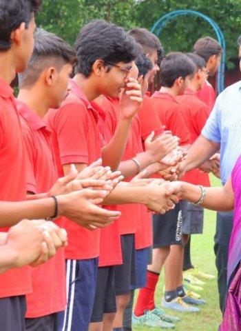 मदर एथीना स्कूल में अंतर्सदनीय फुटबॉल प्रतियोगिता का आयोजन, मैदान पर दिखा गजब का रोमांच
