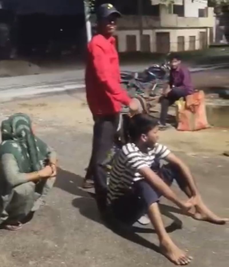 जुआरियों को छुड़वाने पहुंच गया कथित नेता, थाना गेट पर हंगामा, दरोगा पर लगाए आरोप