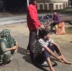 जुआरियों को छुड़वाने पहुंच गया कथित नेता, थाना गेट पर हंगामा, दरोगा पर लगाए आरोप