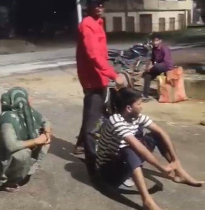 जुआरियों को छुड़वाने पहुंच गया कथित नेता, थाना गेट पर हंगामा, दरोगा पर लगाए आरोप