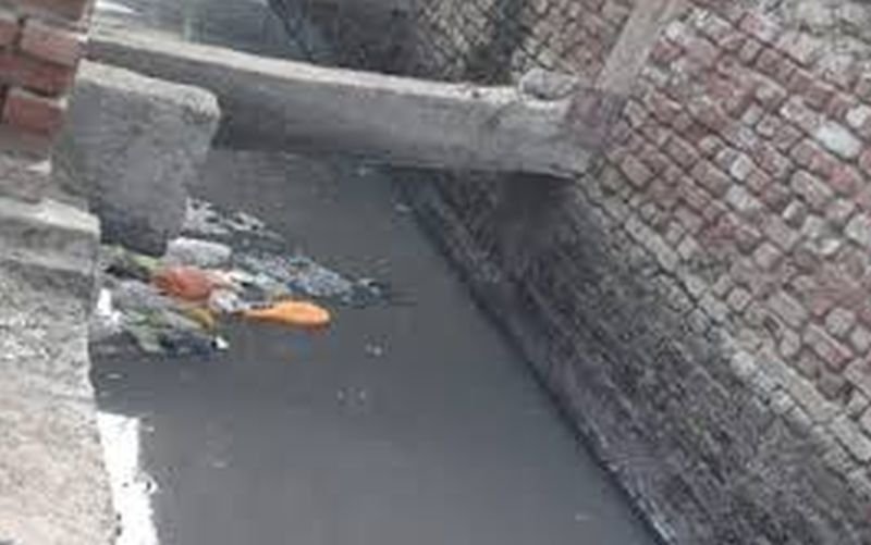 खेलते-खेलते सड़क किनारे नाले में गिर गई दो साल की मासूम, मौत