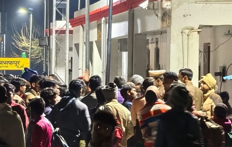 आसफपुर रेलवे स्टेशन पर बुकिंग क्लर्क और यात्री में मारपीट, फोड़ दिया सिर