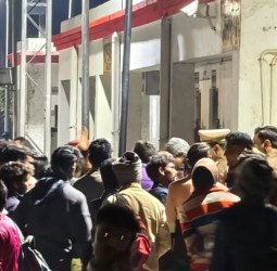 आसफपुर रेलवे स्टेशन पर बुकिंग क्लर्क और यात्री में मारपीट, फोड़ दिया सिर