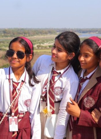 मदर एथीना स्कूल के बच्चों ने देखा आगरा का लालकिला