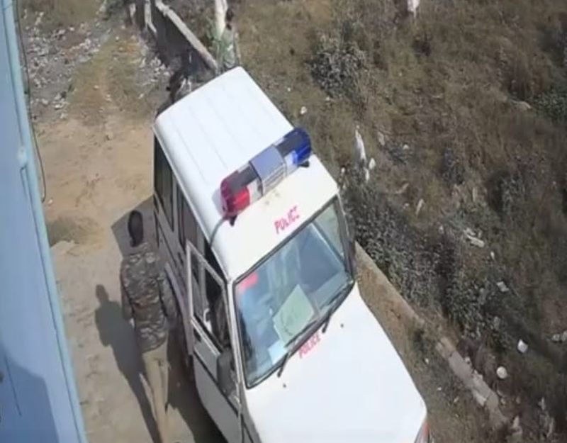 ये पुलिस है या खनन माफिया की 'रिकवरी एजेंट'... दूसरे जिले में हड़काने पहुंच गए बदायूं के इस थाने के खाकी वाले