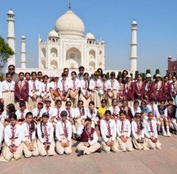 मदर एथीना स्कूल के विद्यार्थियों ने निहारा ताजमहल, पाई इतिहास की जानकारी