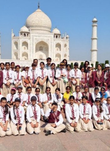 मदर एथीना स्कूल के विद्यार्थियों ने निहारा ताजमहल, पाई इतिहास की जानकारी