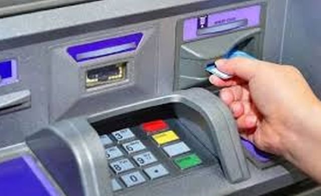 एटीएम में फंसा कार्ड, मदद के नाम पर ठगों ने लगा दिया 25 हजार का चूना