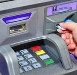 एटीएम में फंसा कार्ड, मदद के नाम पर ठगों ने लगा दिया 25 हजार का चूना