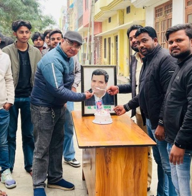 आजमगढ़ सांसद धर्मेंद्र यादव का मनाया जन्मदिन