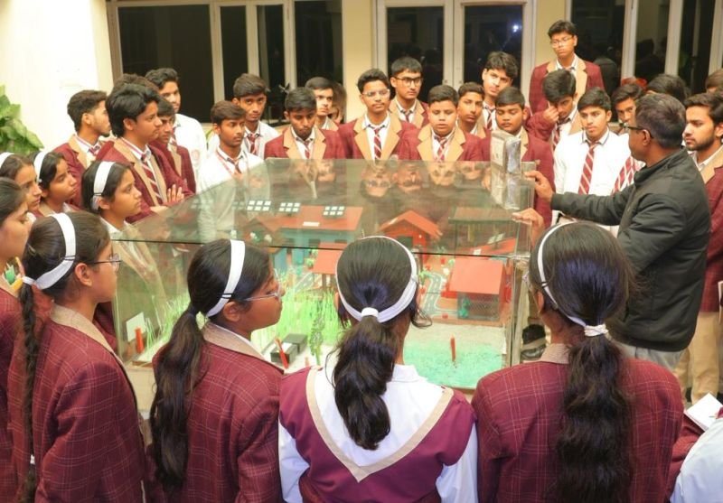 मदर एथीना स्कूल के विद्यार्थियों ने किया आईवीआरआई का भ्रमण