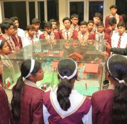 मदर एथीना स्कूल के विद्यार्थियों ने किया आईवीआरआई का भ्रमण