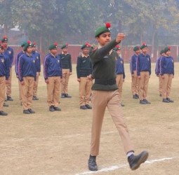 मदर एथीना स्कूल में एनसीसी अधिकारी द्वारा दिया गया कैडेट्स को प्रशिक्षण