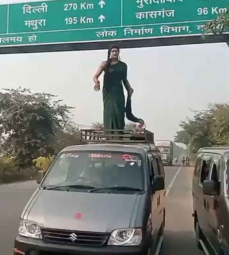 'कैसे धरूं धीर, मेरे दिल में पीर, मेरो आशिक गयो गुजरात'...कुछ ऐसे गाड़ी की छत पर लहराई 'कमरिया'